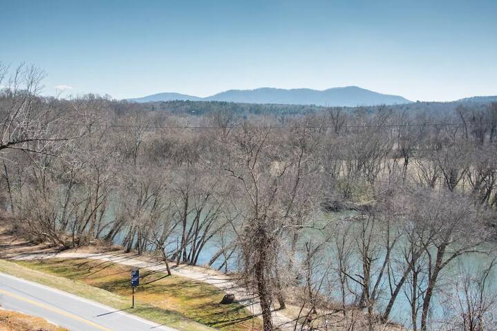 Riverview Home in Asheville gallery image 3