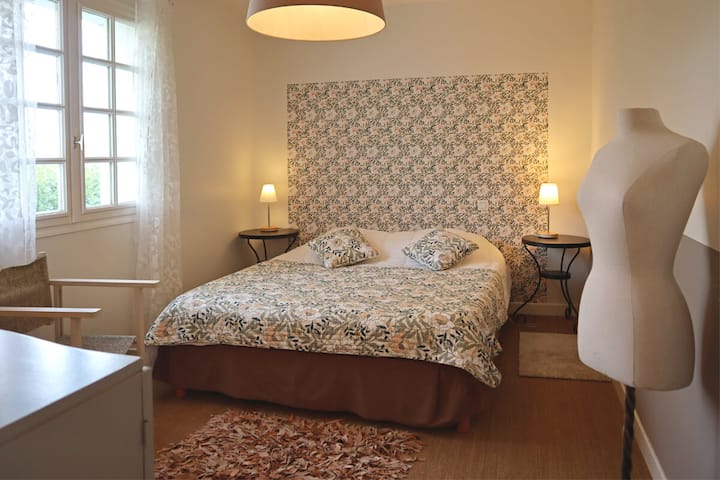 一楼的卧室及其卫生间。 160的舒适床上用品。