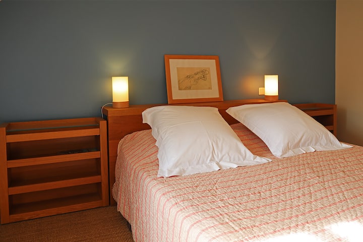 主卧和更衣室。 160号床上用品非常舒适。