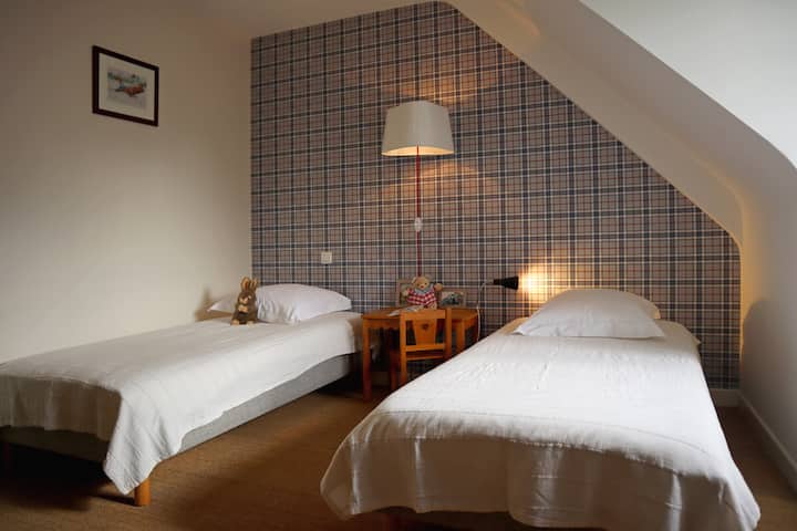 儿童房，配有两张90厘米的床