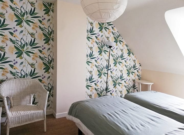 卧室内设有宽敞的更衣室和2张90厘米的单人床。 两张床可以靠近一张双人床。