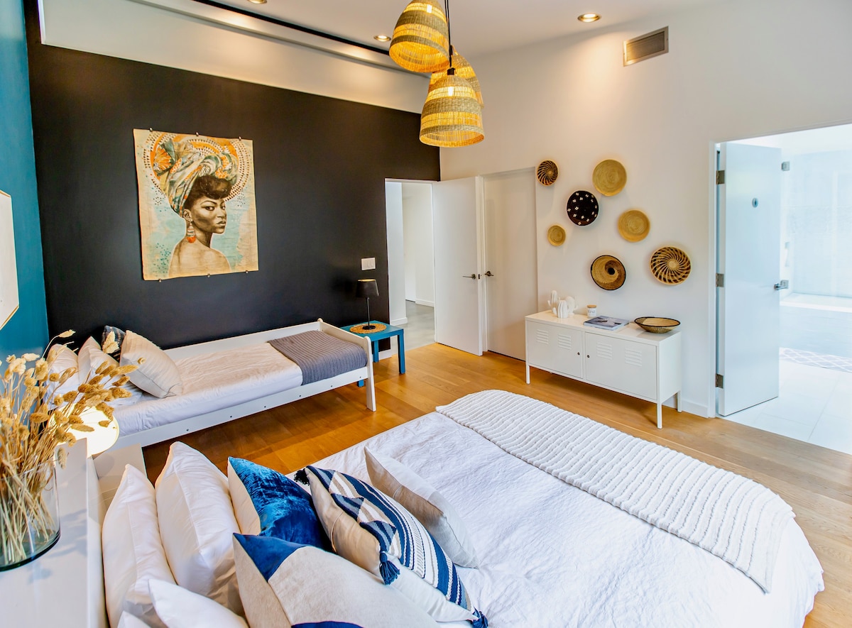 2. Schlafzimmer mit eigenem Bad. 1 Queensize-Bett + 1 Einzelbett