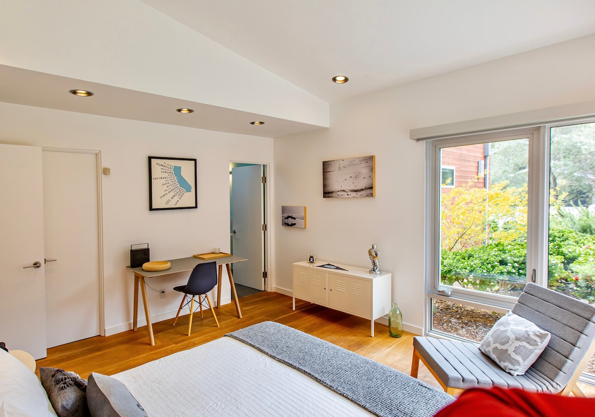 1. Schlafzimmer mit eigenem Bad
1 Queensize-Bett und Schreibtisch
Front Street.