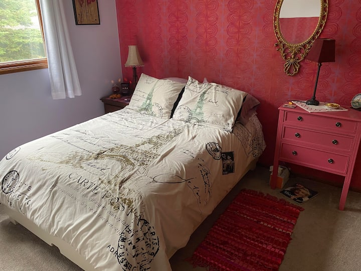 Cozy bed and bath near the airport, great view! Houses for Rent in