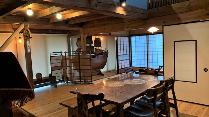 4名まで同一料金。定員10名。広々140㎡、美しい夕日が見える川
