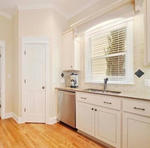 Gorgeous Clarksville Home in downtown Austin gallery image 3