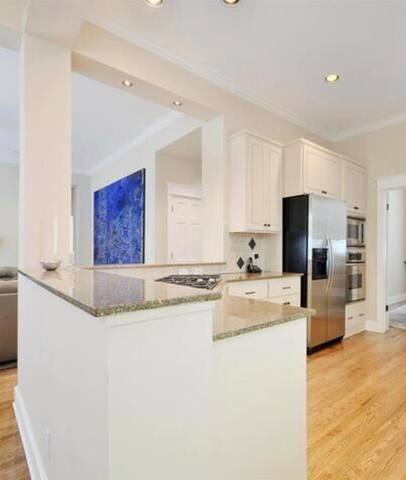 Gorgeous Clarksville Home in downtown Austin gallery image 2