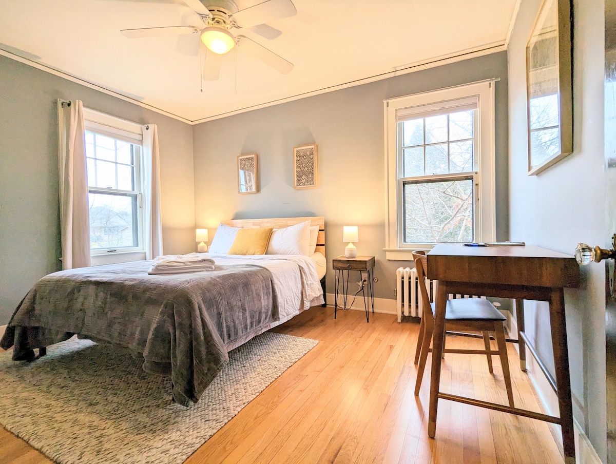 Dormitorio 2: cama queen con espacio de trabajo y colchón queen nuevo. 