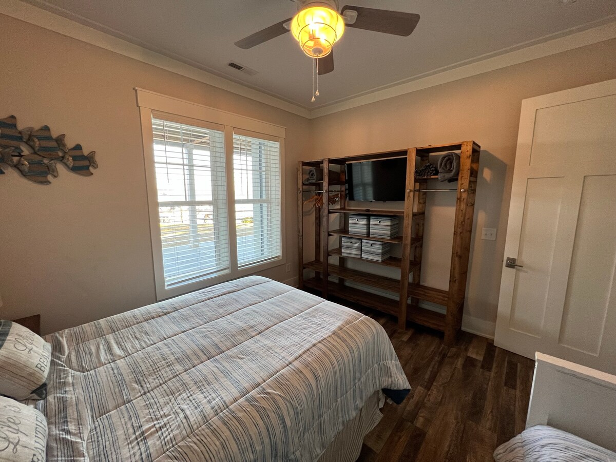 מערכת מדפים של קווין סייז ו - Bunk Bedroom עם טלוויזיה חכמה