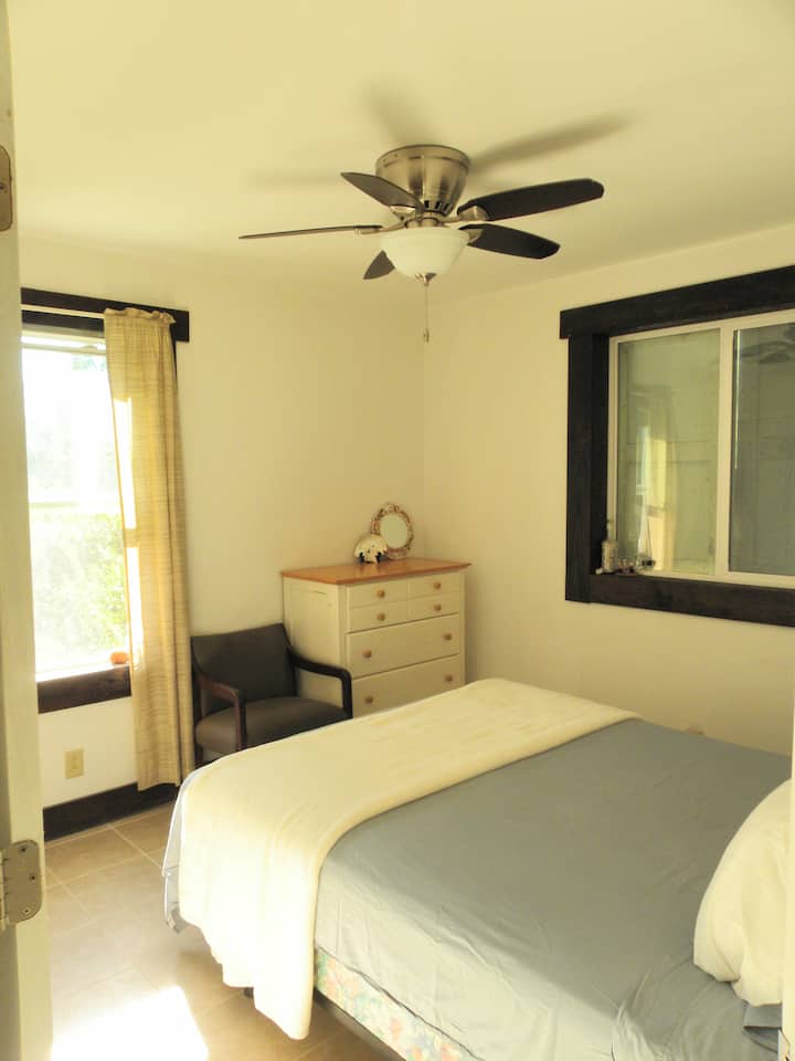El tercer dormitorio se conoce a menudo como el dormitorio "interior".  Cama tamaño queen, cómoda, mesita de noche y armario para sentirte como en casa.  