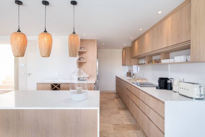 Stylish Renovated Beach Home with UPS gallery image 3