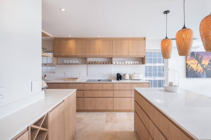 Stylish Renovated Beach Home with UPS gallery image 4