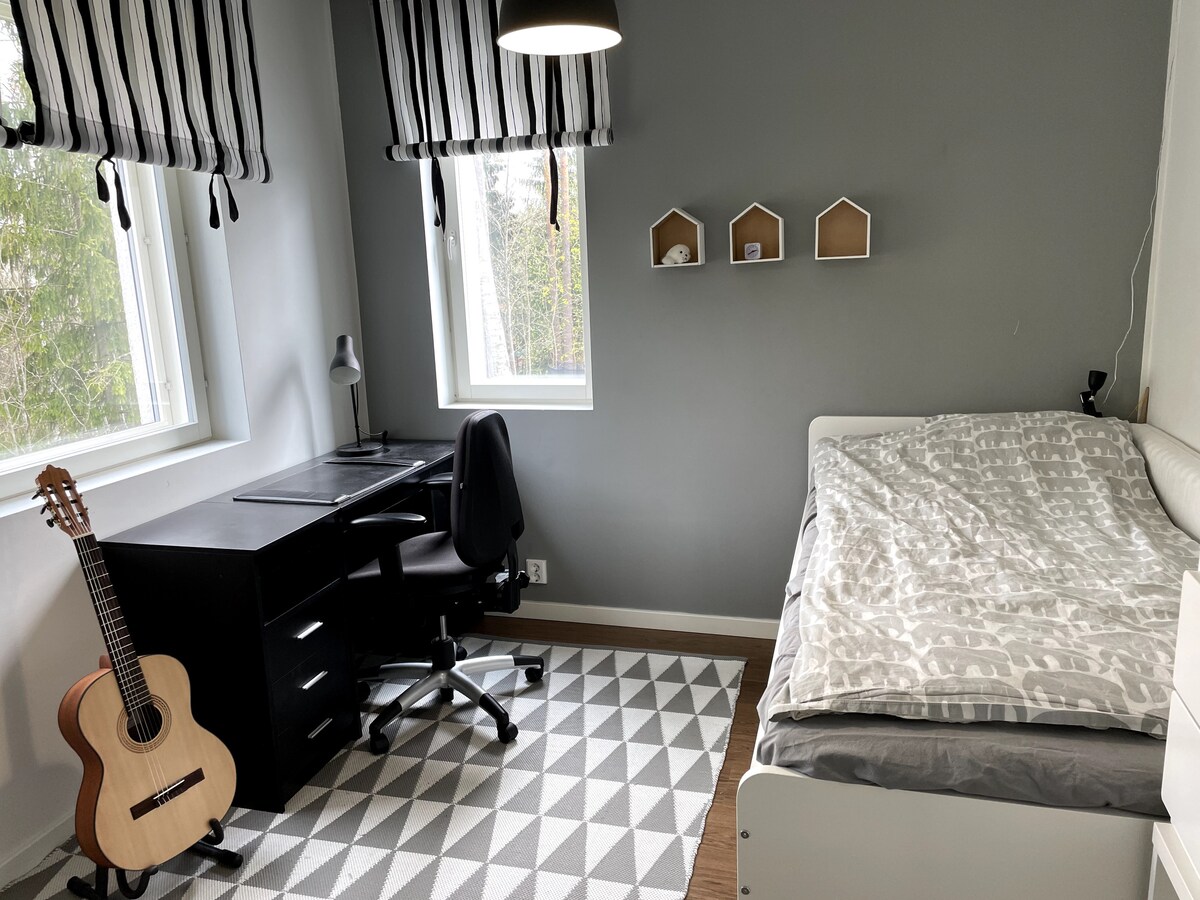 Dormitorio3, cama individual (tamaño adulto) y vista tranquila al bosque.