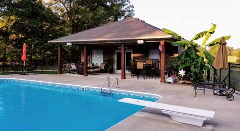 Frey's Rustic Dive / Poolhouse