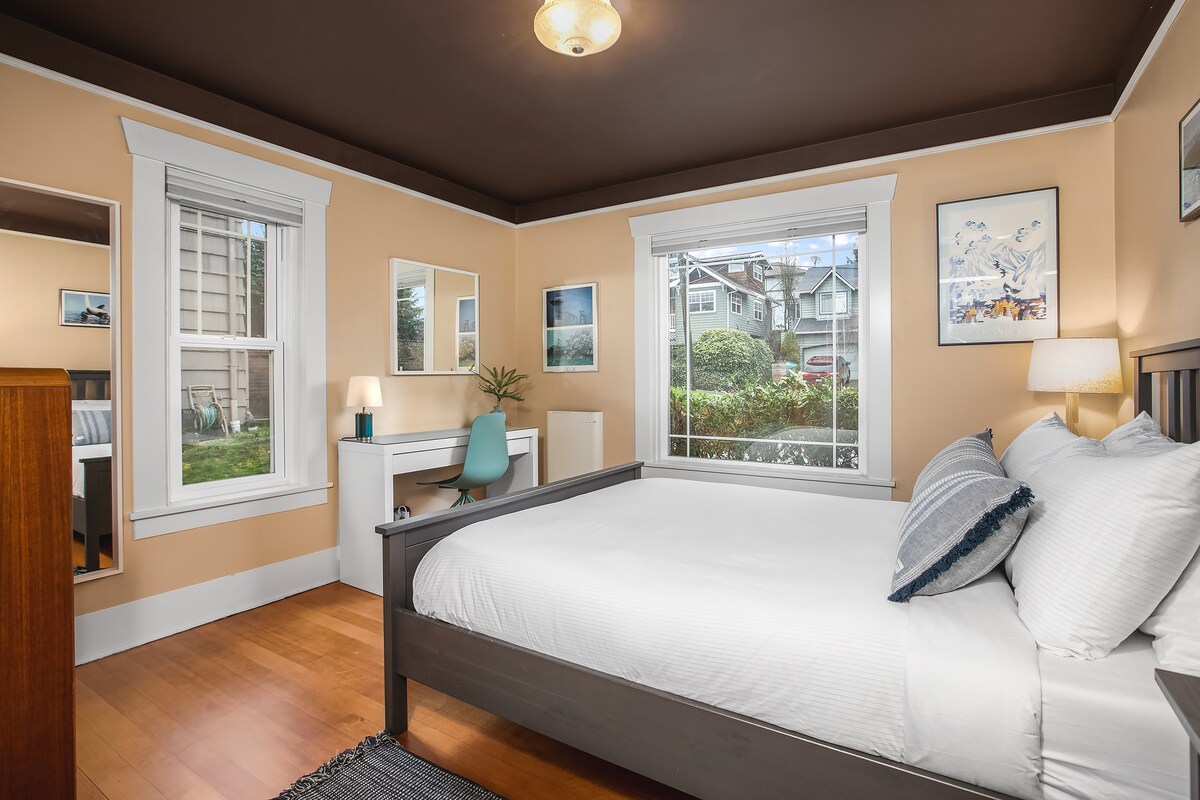 V hlavnej spálni je veľmi pohodlný nový matrac Leesa s vyhradeným pracovným priestorom a nabíjačkami na nočný bezdrôtový telefón. Okenné tienidlá stiahnu nadol a sú dvojitou funkciou ako svetelné filtrovanie aj zatemňovacie tienidlo.