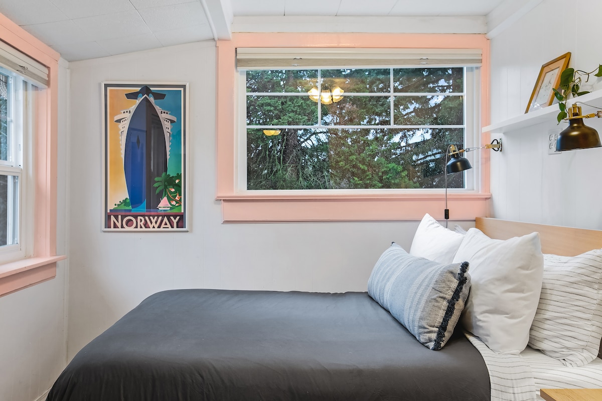 Druhá spálňa sa nachádza priamo z kuchyne a má výhľad na záhradu a máte pocit, že ste na stromoch. Táto spálňa má tiež veľmi pohodlný matrac Leesa s dvojitou veľkosťou a dvojitým filtrovaním svetla/čiernymi odtieňmi. 