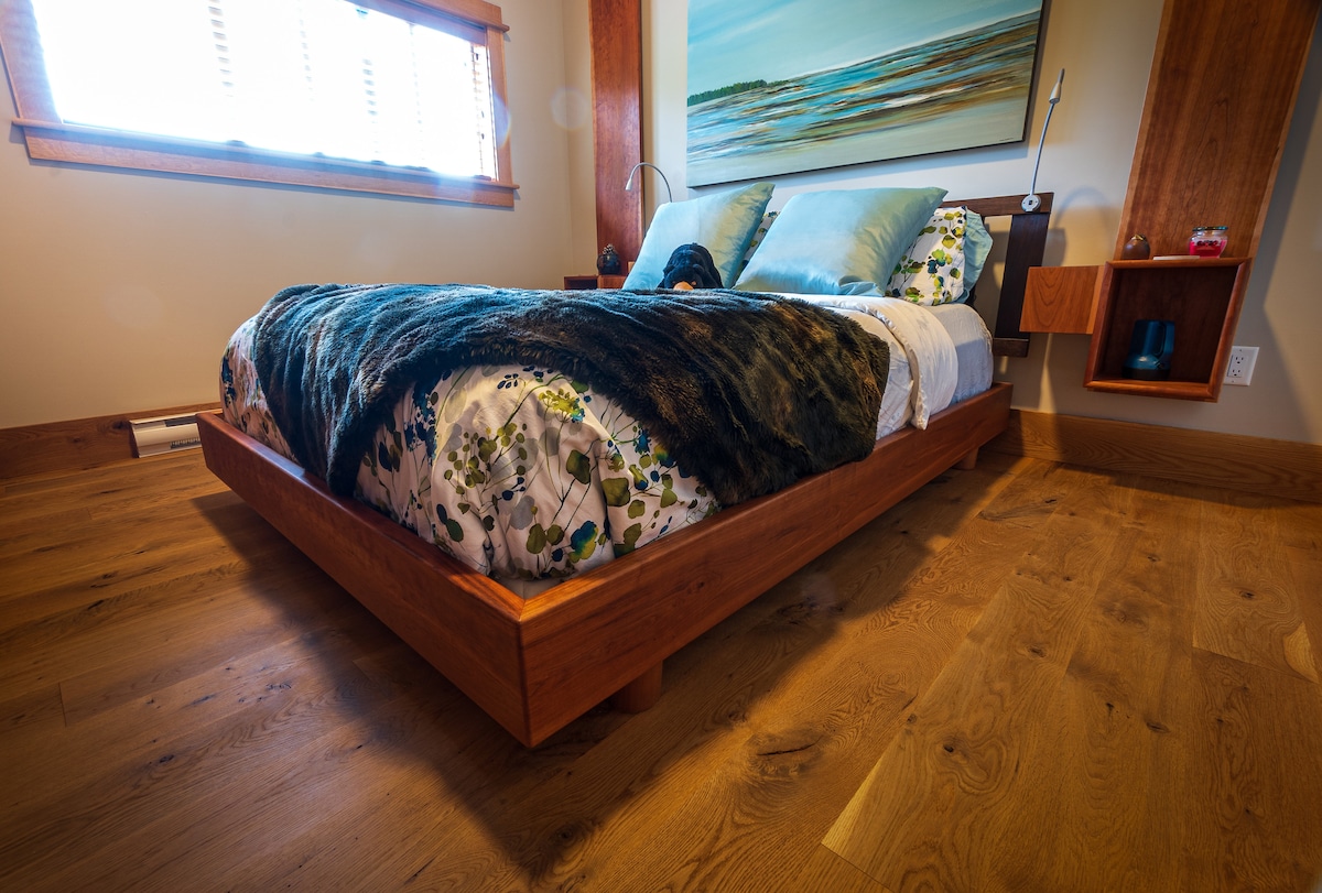 Queen bed with Egyptian cotton sheets and both a silk winter and summer duvet to chose from.