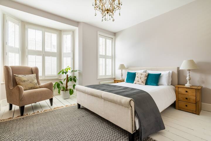 First floor bedroom with king size bed 