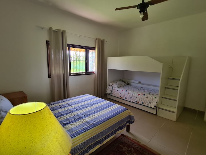 חדר שינה 1 (מיטה זוגית אחת ומיטת קומתיים אחת עם מזרן יחיד למבוגרים)