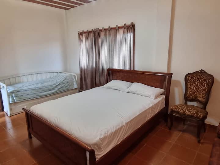 חדר שינה 4 (מיטת קווין סייז ומיטת יחיד )