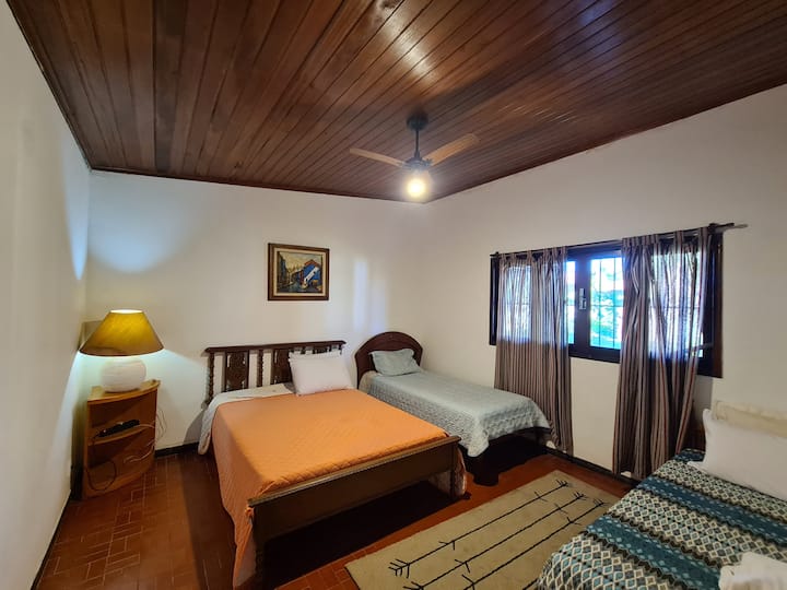 חדר שינה 2 (מיטה זוגית אחת ו -2 מיטות יחיד)