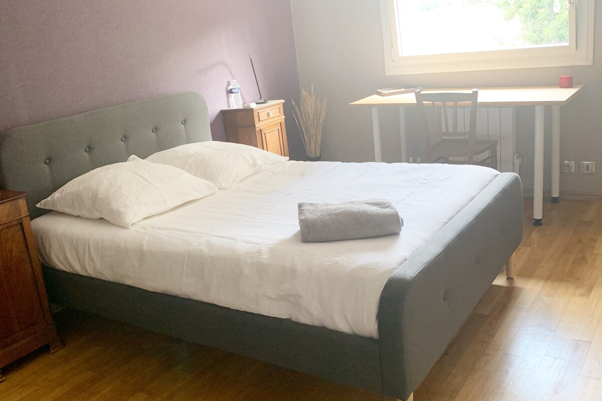 一楼独立房间
14平方米
安静，朝东（早晨阳光明媚）
独立卫生间旁边有140张床

提供办公桌无线网络
