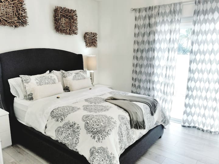 Queensize-dobbeltsuite med slidere, der fører ud til terrassen