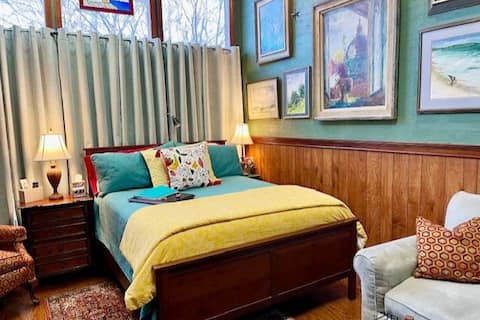 Private Safe Hideaway in Prime Midtown Location