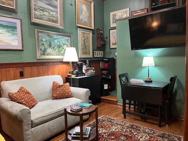 להירגע עם כוס קפה או תה. חטיף. תאכלו. 
תוכלו לצפות בתוכניות המועדפות עליך בטלוויזיית ROKU/Hulu. 
פרקו את התיבה המרווחת למגירות מתחת לתחנת הקפה. 
נ .ב: מושב האהבה הופך למיטת יחיד נוחה או למקום להתכרבל עם ספר טוב.