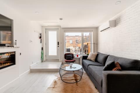 Top Airbnb: Plaza12 - StringLights, XL Terrace, BBQ & Fire pit in Rosemont–La Petite Patrie