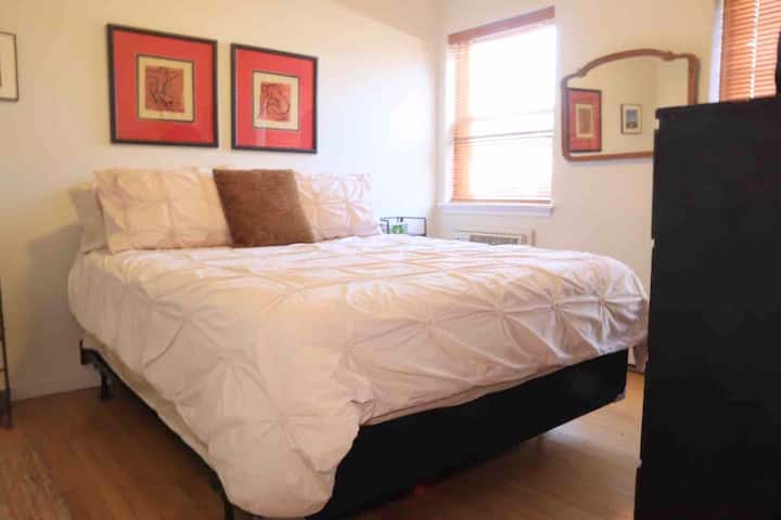 Veľká manželská posteľ s matracom Beautyrest. 425 - bavlnená posteľná bielizeň s počtom vlákien (alebo vyššia). Nástenná klimatizačná jednotka. Pôvodné umelecké dielo Bil Donovana z Christian-Dior. Posteľná prikrývka/podvod môže byť iná, ale bude mať podobnú estetiku/kvalitu ako na fotke. Stalová klimatizačná jednotka