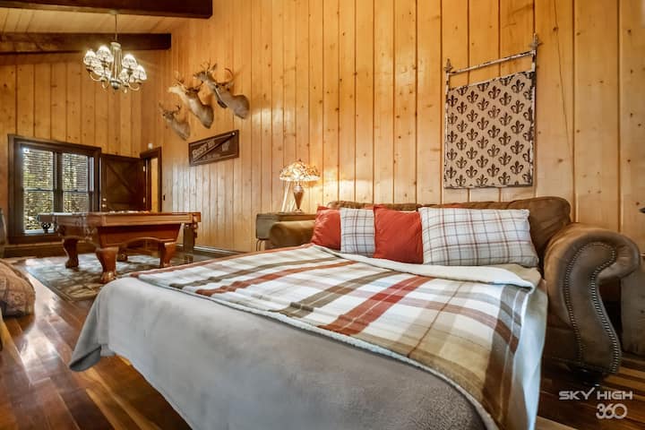 ספה נפתחת בגודל קווין סייז לאורחים נוספים.