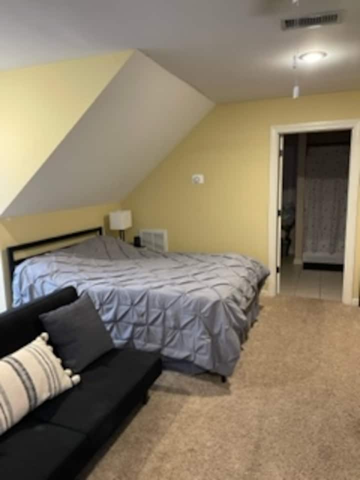 Брачен кревет (широк 150-179 см) и футон на