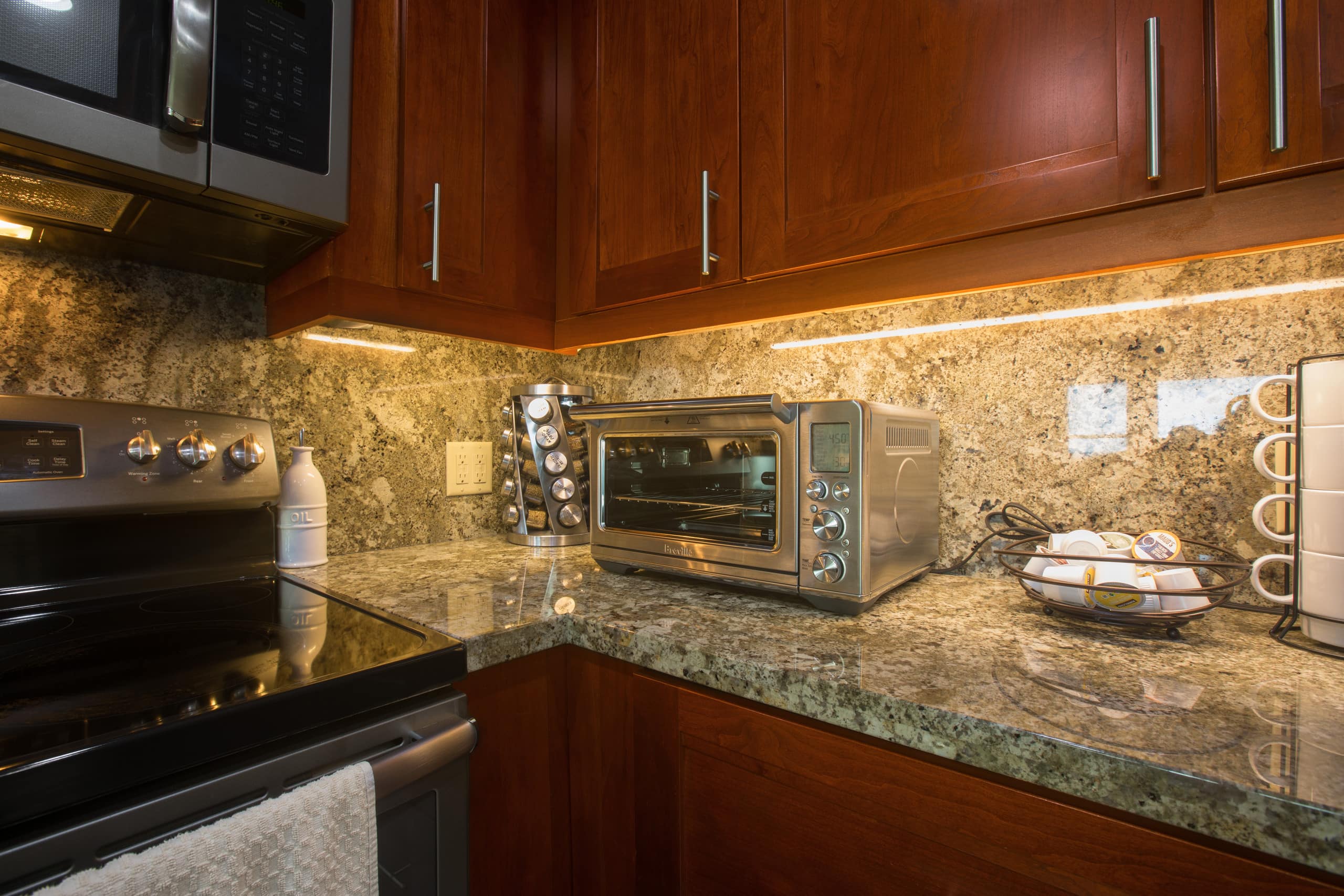 Condo in Kailua-Kona · ★4.95 · 1 bedroom · 2 beds · 1 private bath - Image 15