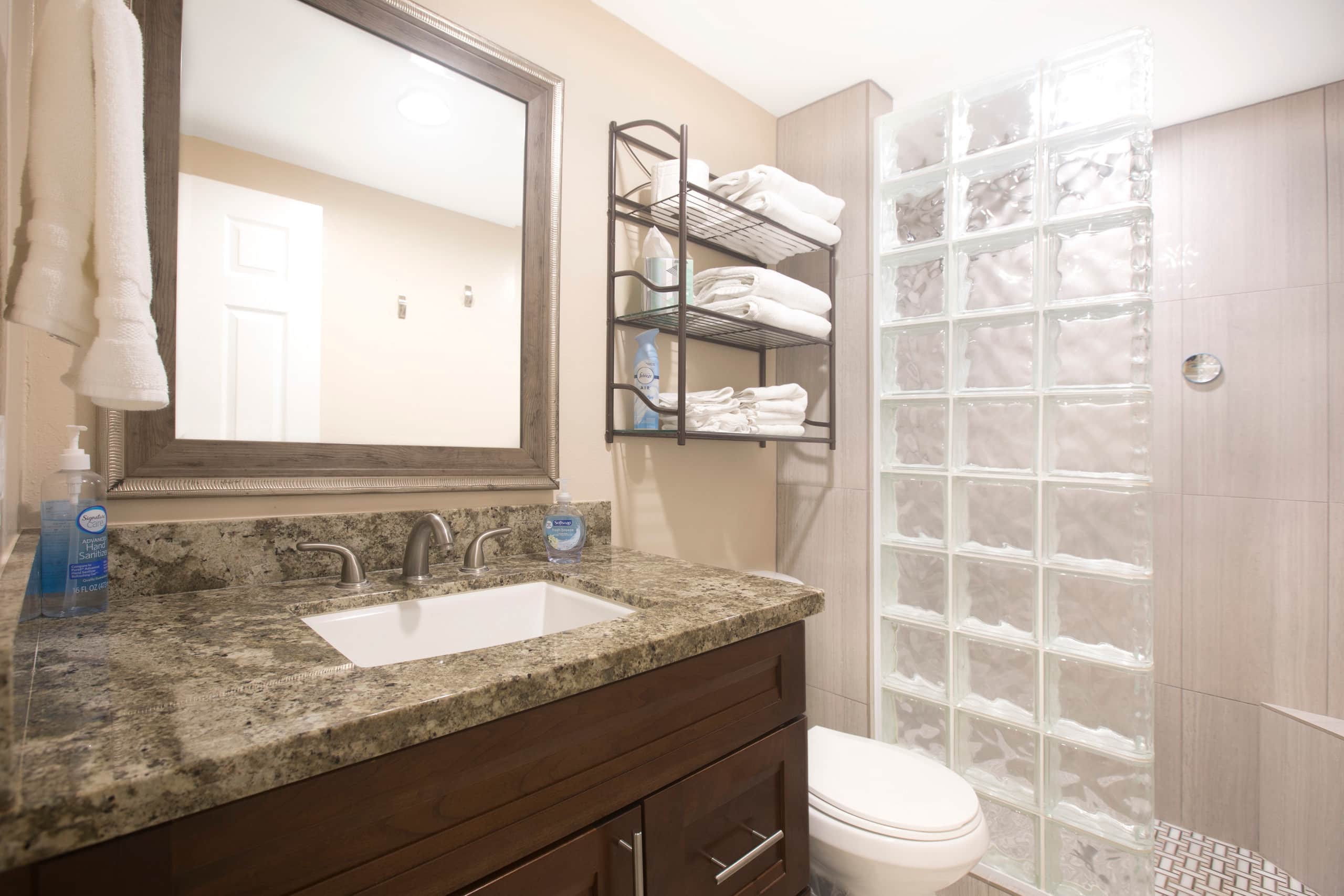 Condo in Kailua-Kona · ★4.95 · 1 bedroom · 2 beds · 1 private bath - Image 9
