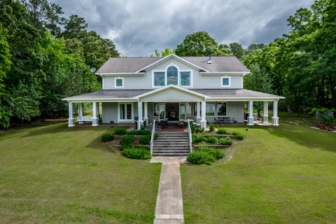 Majestic 5 bedroom / 3.5 bathroom lakefront home