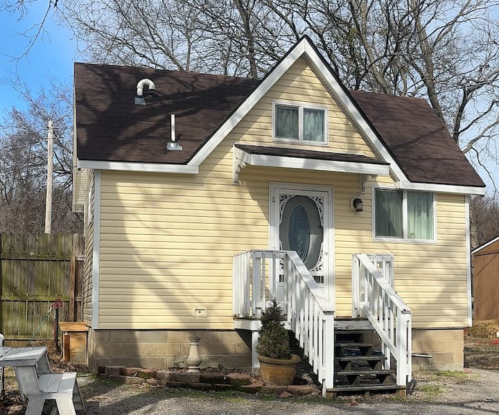 Lakefront Cottage (w/pool) on Lake Hudson