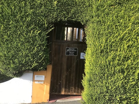 Hedge Cottage - Luxury & Charm!