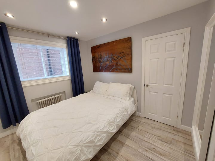 Модерна, вкусно уредена спална соба опремена со брачен кревет (широк 150-179 см).