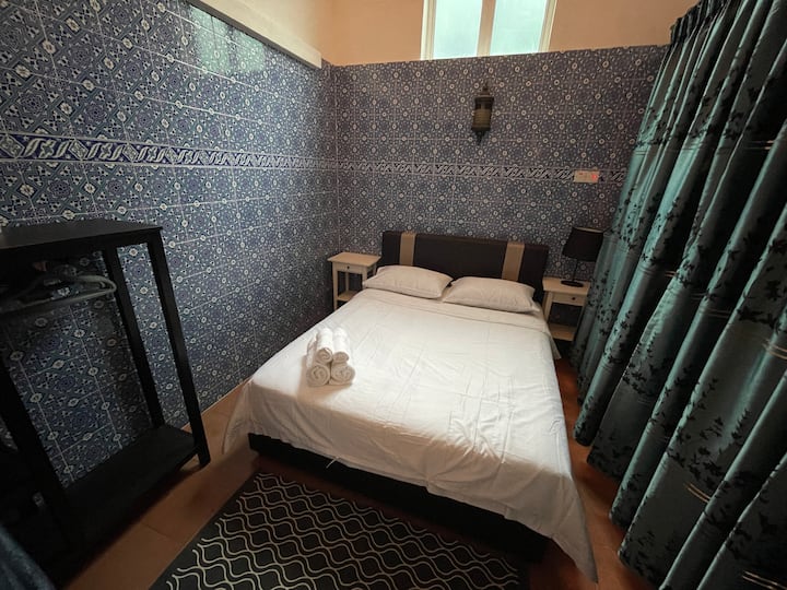 Спална соба 2 - спална соба со двојна големина која се наоѓа на првиот кат веднаш до трпезаријата. Најблиската бања е на само 5 метри. Совршено за постари/поголеми деца.