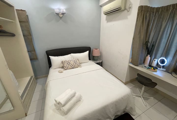 Спална соба 3. Брачен кревет. Тоалетот е само пред вас.