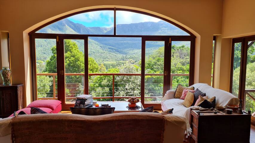 Large mountain side property, beautiful views gallery image 3