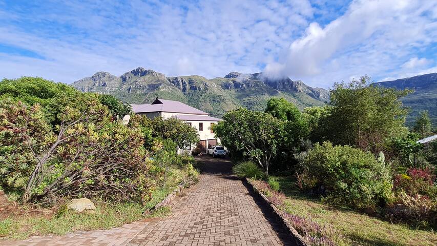 Large mountain side property, beautiful views