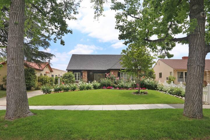 Charming Pasadena English Cottage gallery image 3