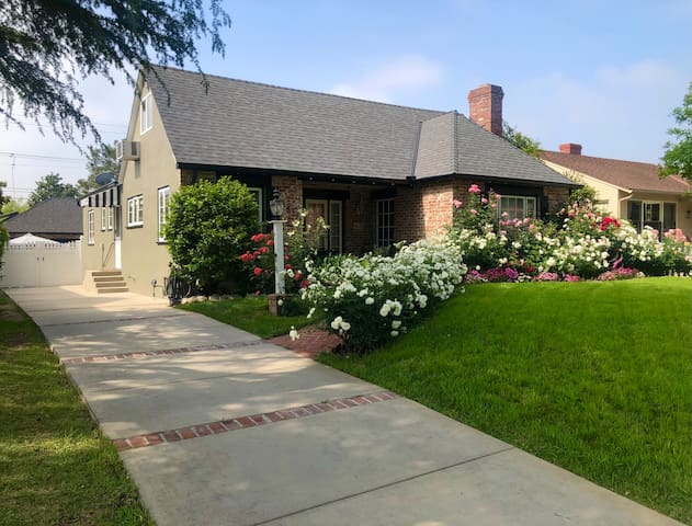 Charming Pasadena English Cottage gallery image 2