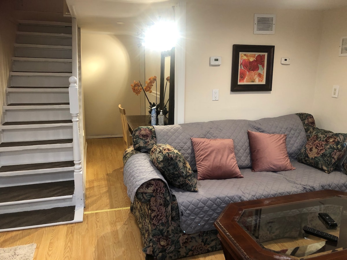 Всекидневна и коридор към пералното помещение