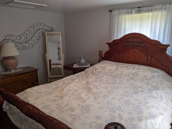 第一间带标准双人床的独立卧室