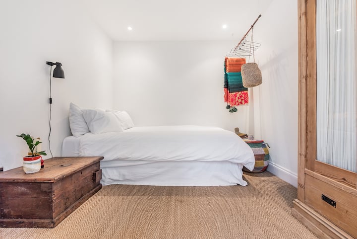 Reserve slaapkamer met tweepersoonsbed (140cm).  Ook met terrasdeuren naar terras.