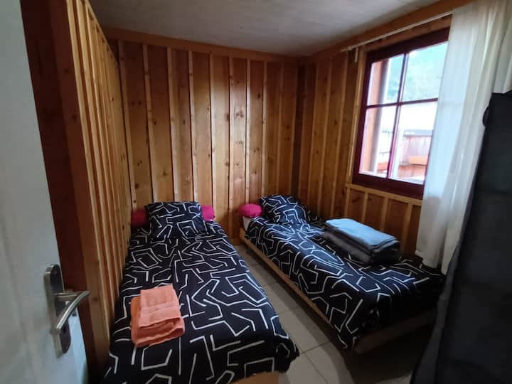 80 twin room with twin beds