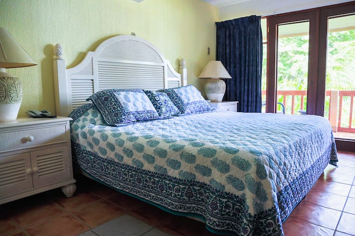 Dormitorio principal con balcón privado